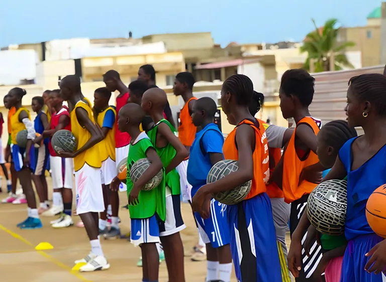 Jeunes basketteurs participant au programme solidaire Basket Aventures au Sénégal